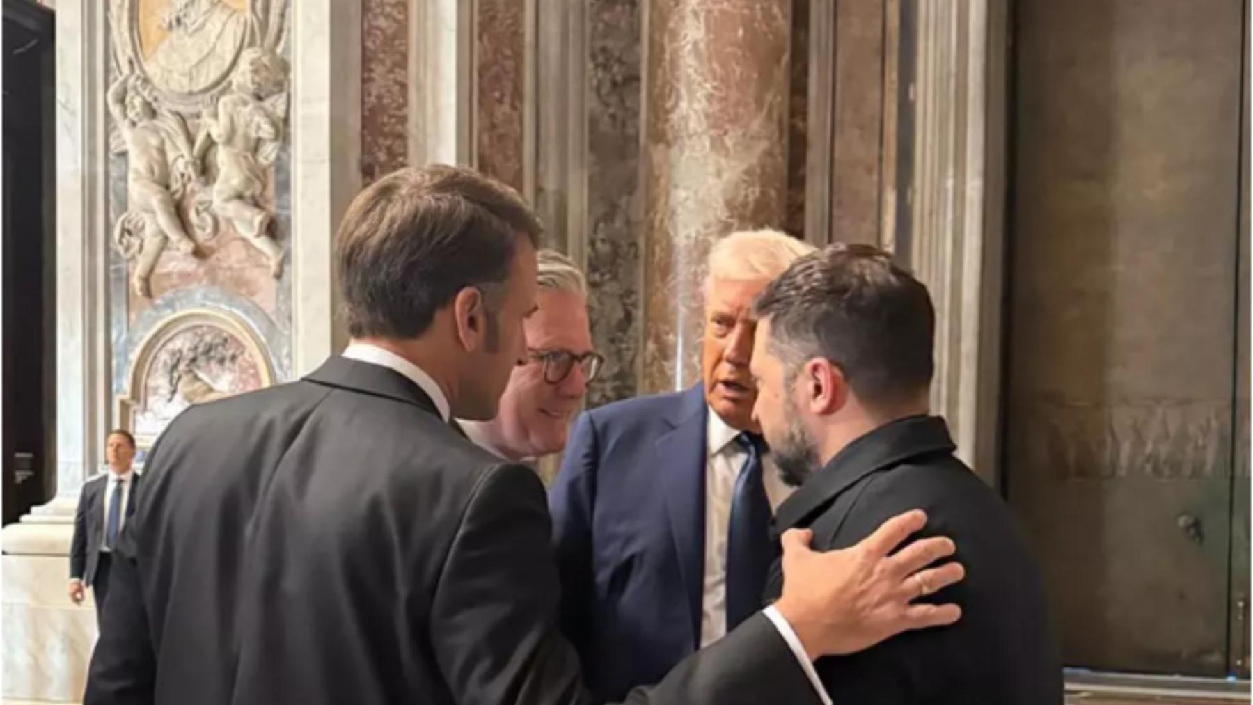 El presidente de Francia, Emmanuel Macron; el primer ministro británico, Keir Starmer; y el presidente de Estados Unidos, Donald Trump, hablan con el presidente de Ucrania, Volodímir Zelenski, en el marco del funeral del papa Francisco en la Basílica de San Pedro del Vaticano.