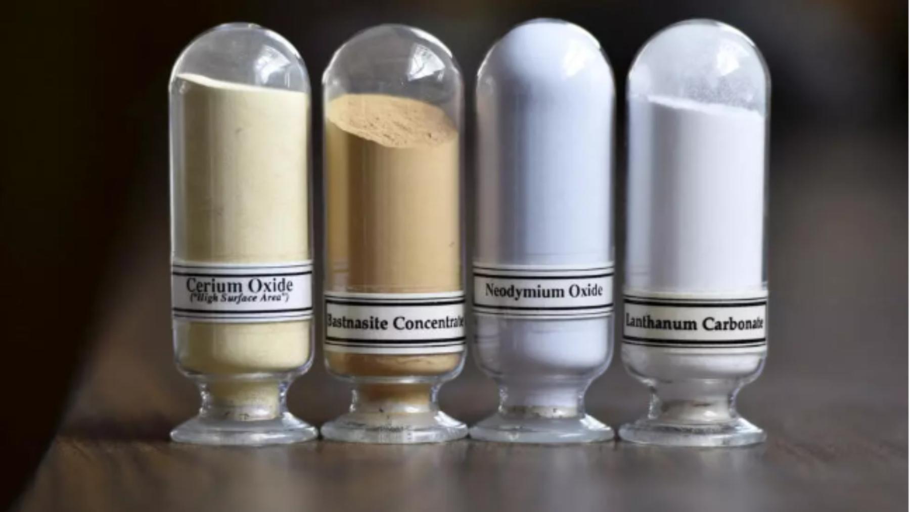 Muestras de minerales de tierras raras (izq. a der., óxido de cerio, bastnasita, óxido de neodimio y carbonato de lantano) se exhiben durante un recorrido por las instalaciones de tierras raras de Mountain Pass de Molycorp en Mountain Pass, California, el 29 de junio de 2015.