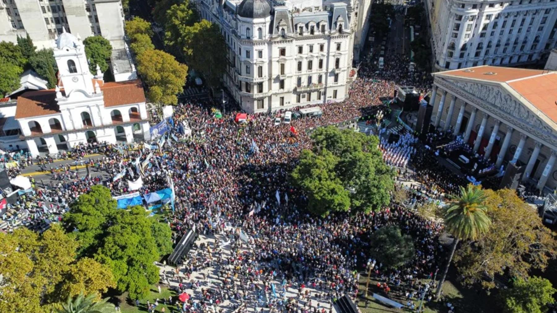 Fotografía aérea de decenas de personas reunidas en la Plaza de Mayo este sábado, en Buenos Aires (Argentina).