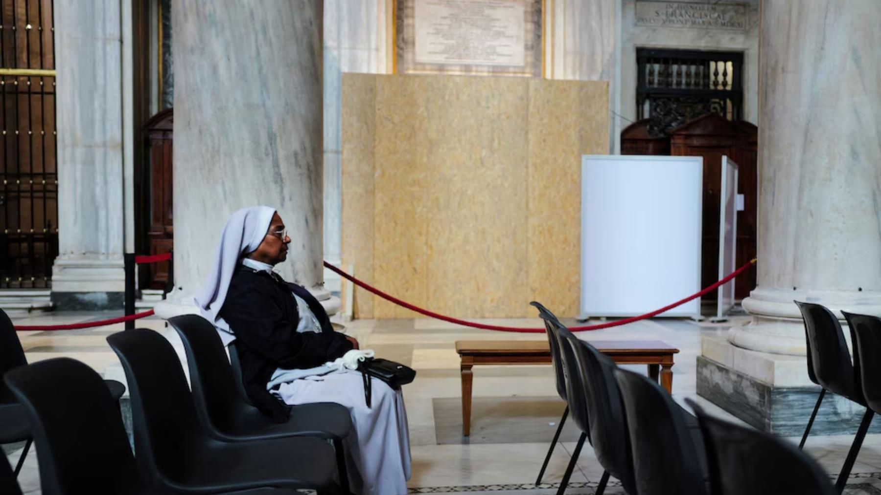 Una monja reza cerca del lugar elegido para la tumba del papa Francisco dentro de la Basílica Papal de Santa María la Mayor, un día antes de su funeral en Roma, Italia, este 25 de abril de 2025