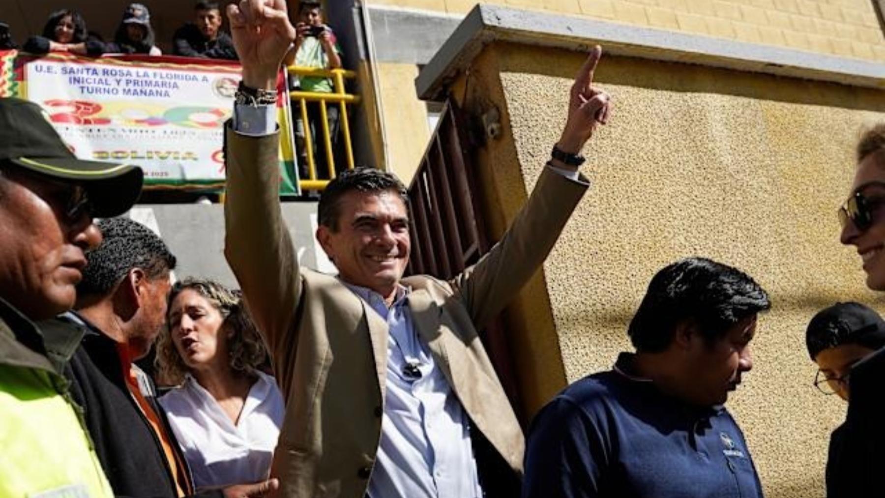 El tarijeño Rodrigo Paz luego de emitir su voto en la ciudad de Tarija