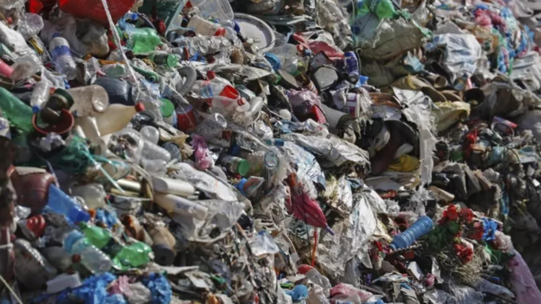 La basura recogida en el camino hacia el Monte Everest se apila antes de ser clasificada para su reciclaje en una instalación operada por Agni Ventures, una agencia que gestiona residuos reciclables, en Katmandú, Nepal