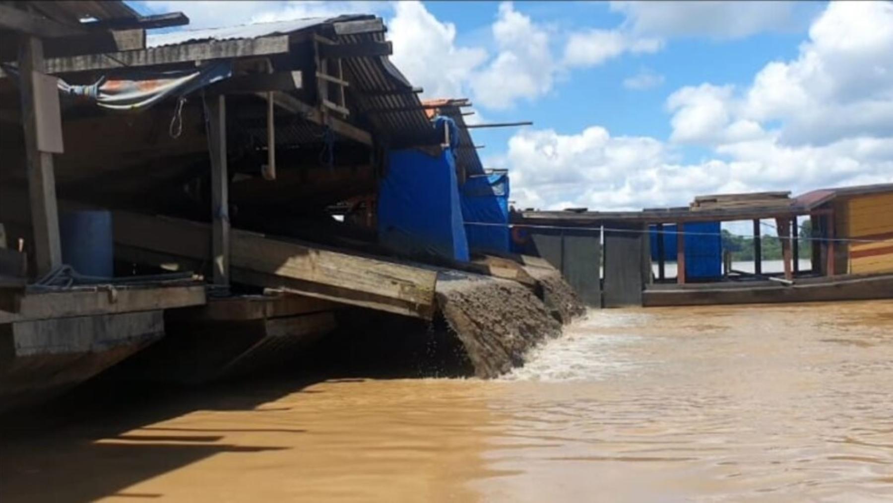 Balsa aurífera en plena operación sobre el río Madre de Dios, donde se emplean el mercurio, combustibles y aceites.