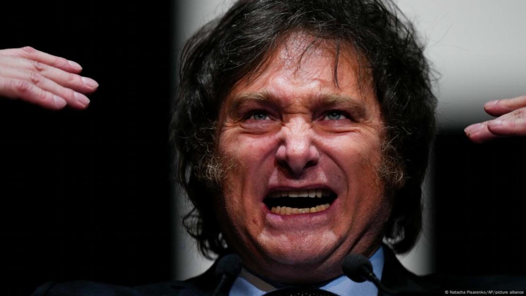 Para el analista y experto argentino en comunicación política Philip Kitzberger, la "personalidad explosiva" de Milei es usada por su entorno a conveniencia.
