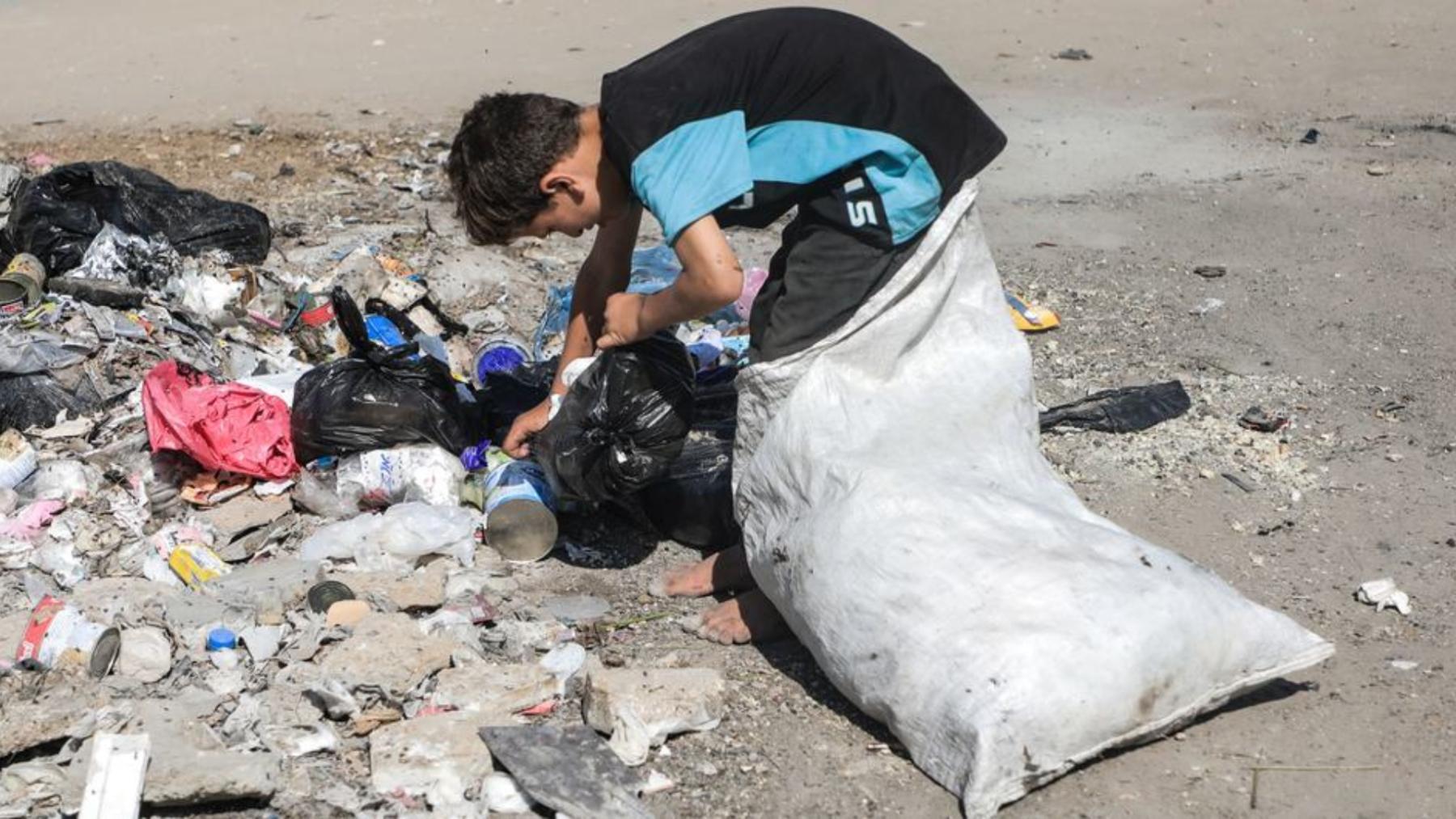 Un niño en Gaza busca en la basura objetos que puedan quemarse como combustible para la estufa.