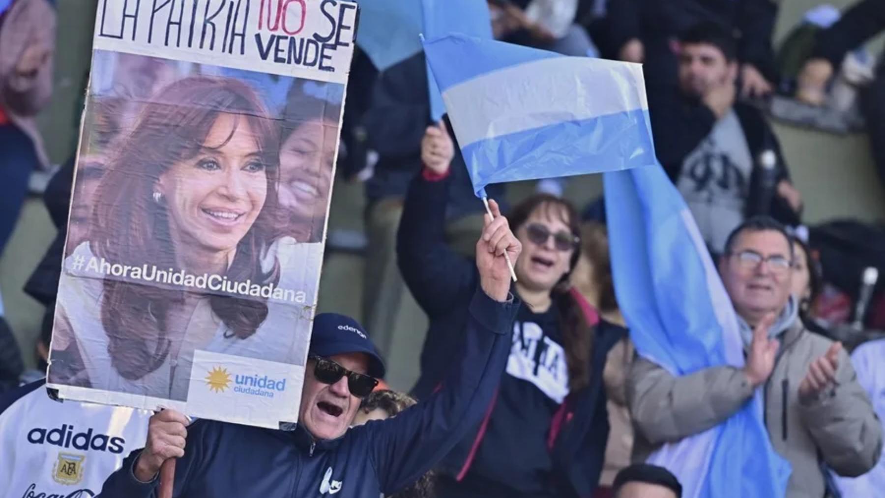 Simpatizantes de la expresidenta Cristina Fernández sostienen carteles y banderas durante el Festival Cultural del Día de la Independencia en Buenos Aires, Argentina. 