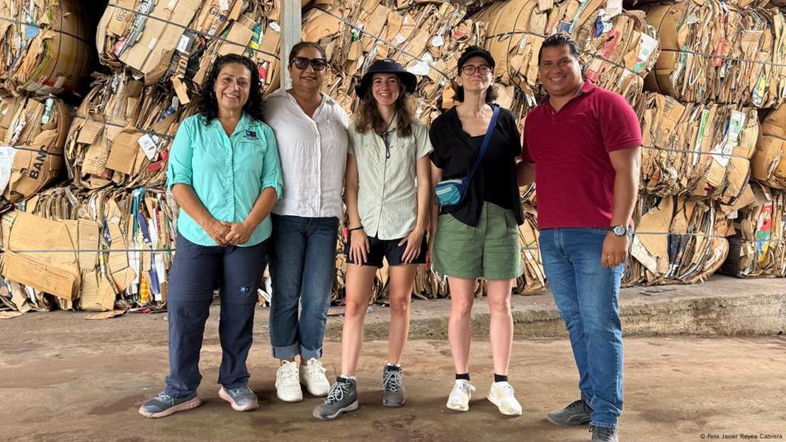 Miembros de Unplastify en el centro de reciclaje del Municipio de Puerto Ayora, Ecuador.