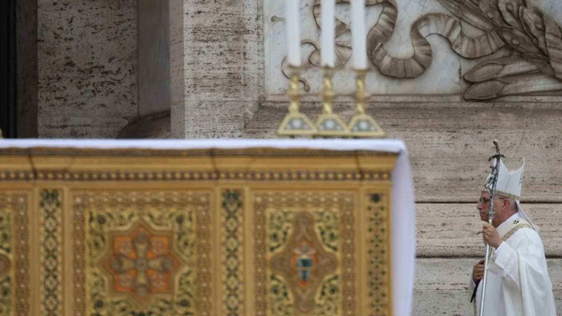 El Papa León XIV preside una misa en el exterior de la Archibasílica de San Juan de Letrán en Roma, Italia.