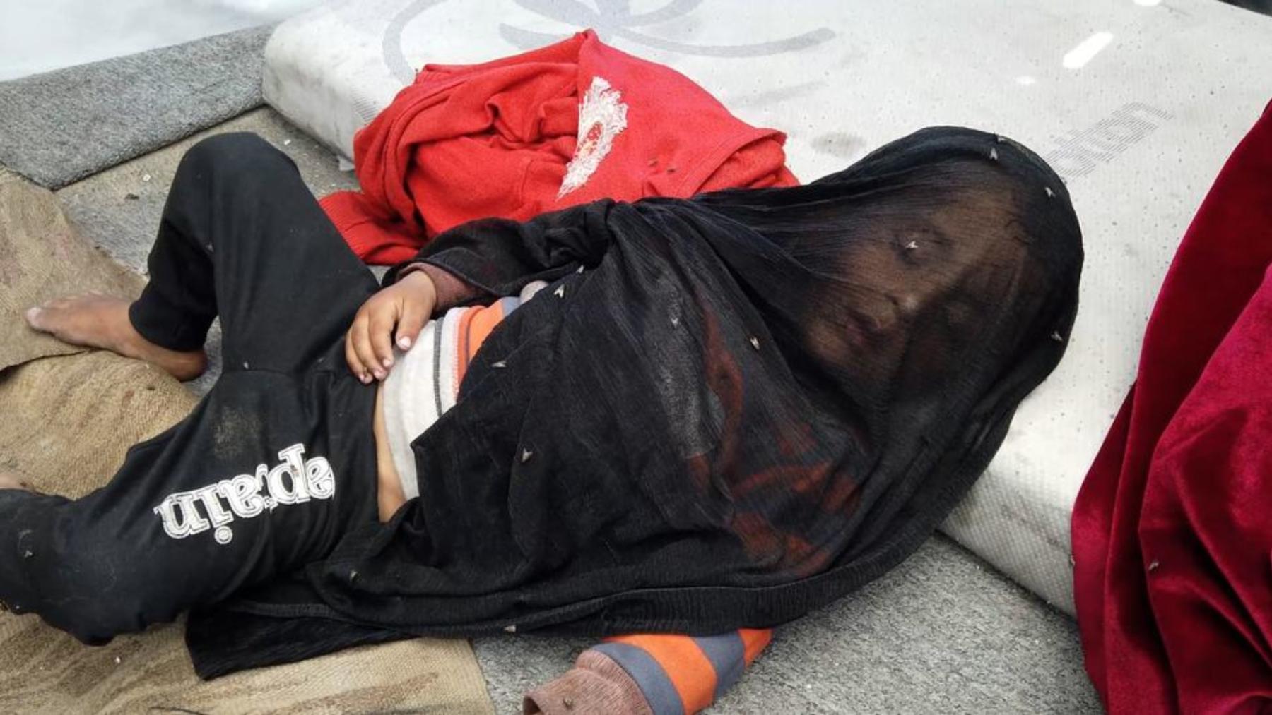 Las moscas vuelan sobre el hijo dormido de Abu Asr en la tienda en la que viven en Gaza.