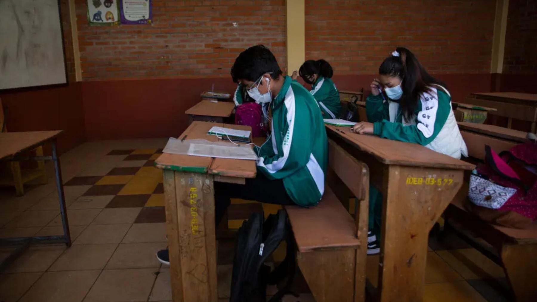 Estudiantes recibiendo clases por internet en La Paz en 2021.Credit...