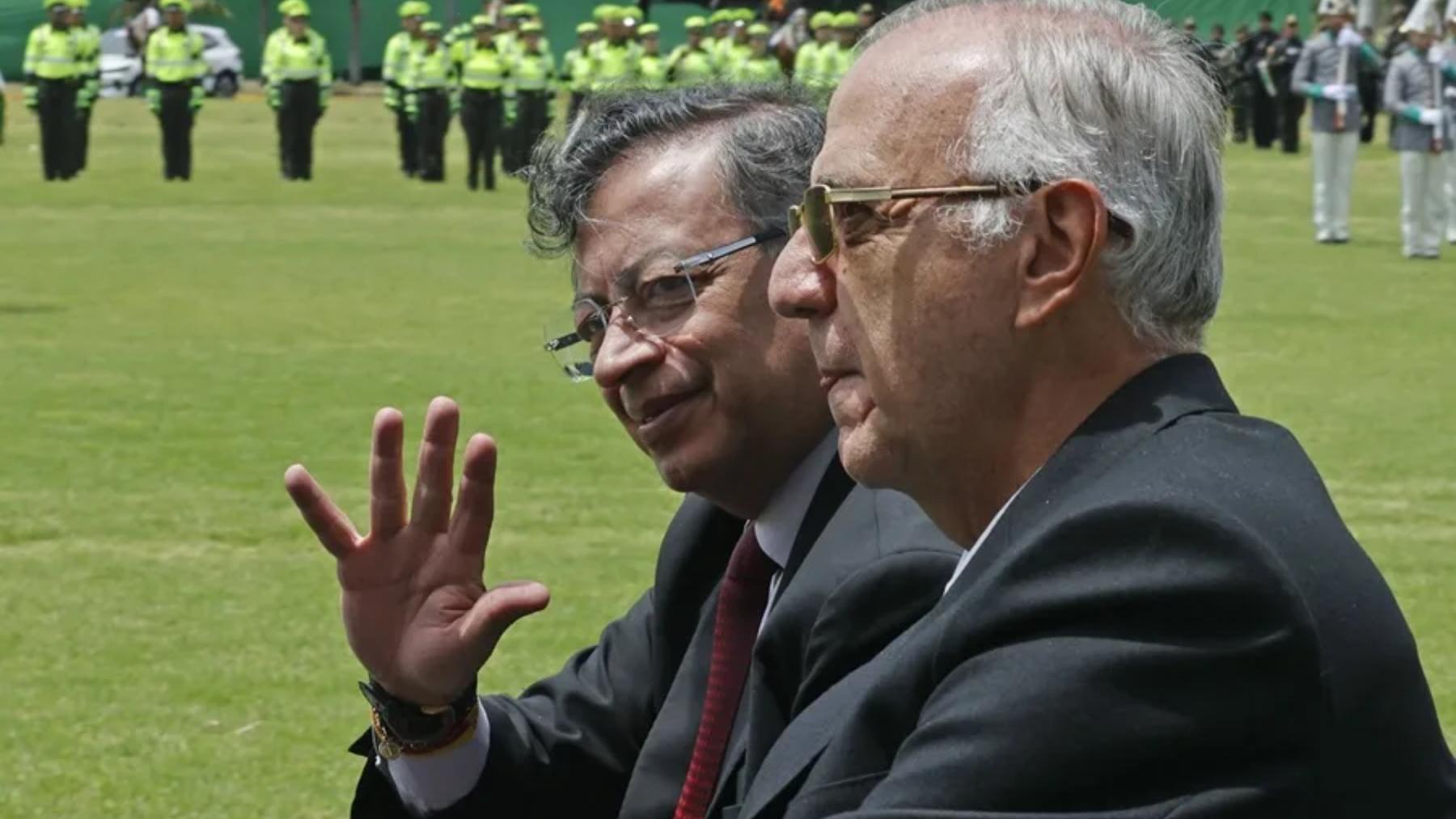 El presidente colombiano, Gustavo Petro (atrás), y el exministro de Defensa Iván Velásquez, en una fotografía de archivo.