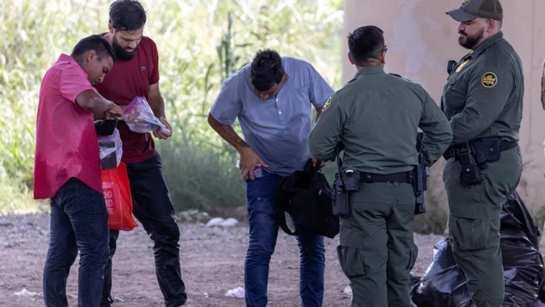 Fotografía de archivo de agentes de la Patrulla Fronteriza con migrantes que intentan cruzar la frontera por el río Grande, en Eagle Pass, Texas, Estados Unidos. 