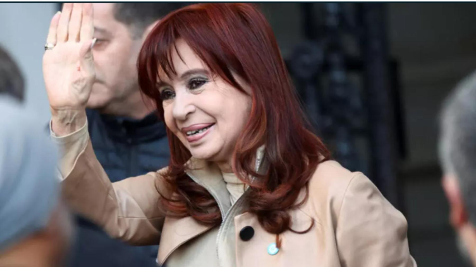 La expresidenta argentina Cristina Fernández de Kirchner hace un gesto al salir de su apartamento para una reunión con legisladores, antes de una decisión de la Corte Suprema de Argentina sobre su veredicto de culpabilidad por defraudar al Estado, en Buenos Aires, Argentina, el 10 de junio de 2025.