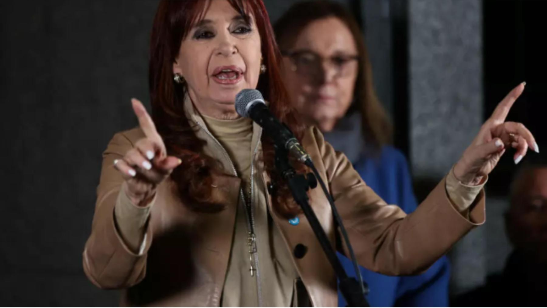 La expresidenta argentina Cristina Fernández de Kirchner habla afuera del edificio nacional del Partido Justicialista, luego de que la Corte Suprema de Argentina confirmara su veredicto de culpabilidad por defraudar al Estado, en Buenos Aires, Argentina, el 10 de junio de 2025.