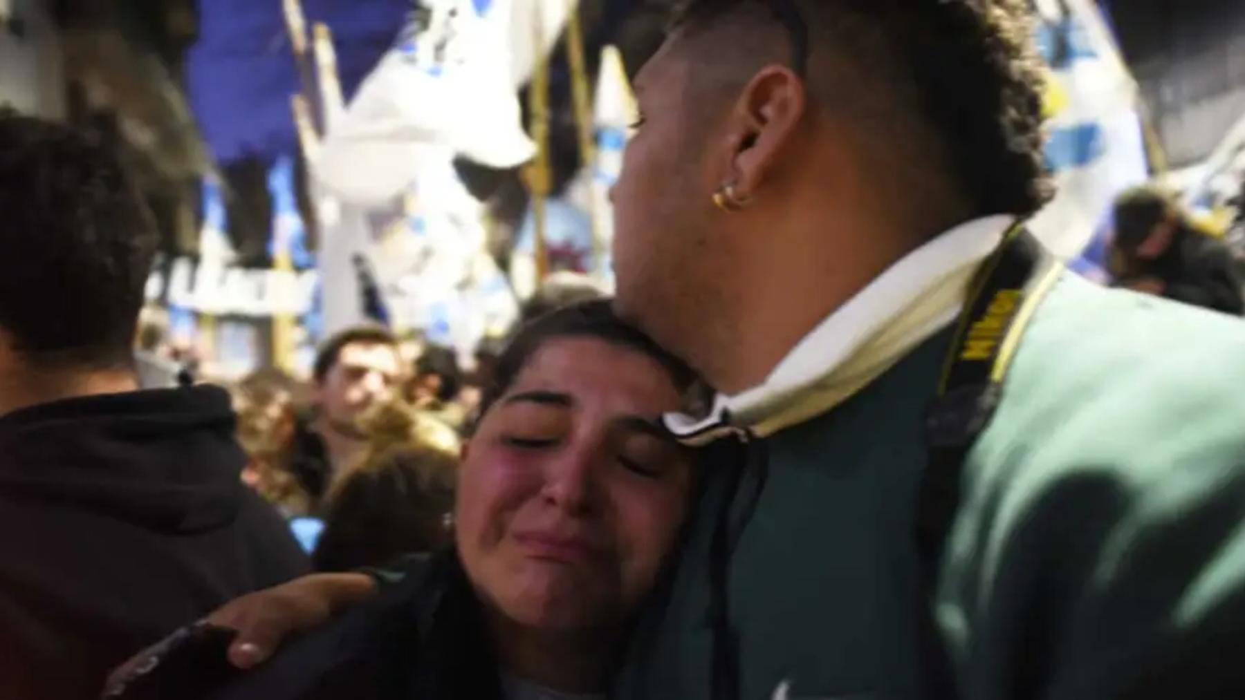 Miles de militantes se abrazan luego de conocer la sentencia de su figura política
