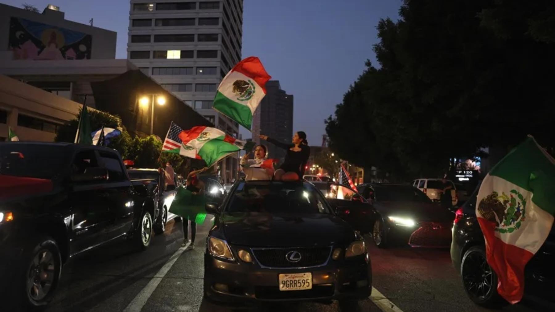 Manifestantes ondean una bandera de México durante una protesta contra las redadas de Inmigración ordenadas por el presidente Donald Trump, el 10 de junio de 2025.