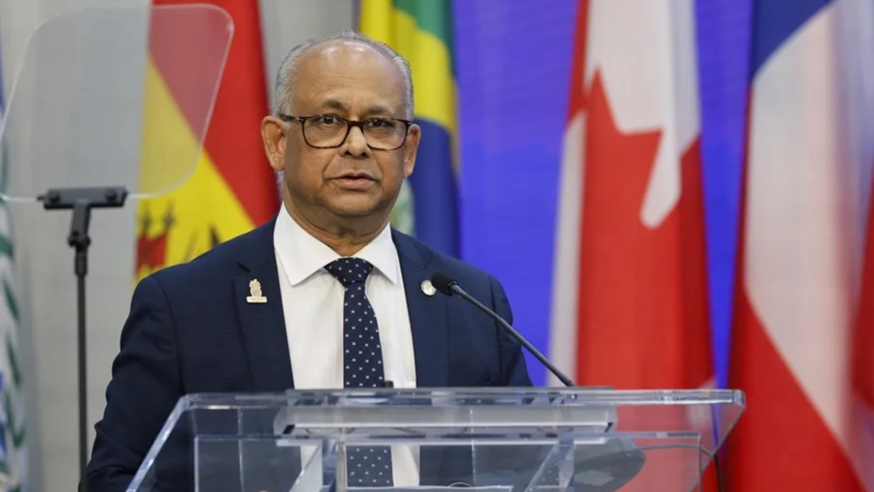 El secretario general de la OEA, Albert Ramdin (i), dando su discurso en la apertura de la 55ª Asamblea General del organismo, en Saint John’s (Antigua y Barbuda).