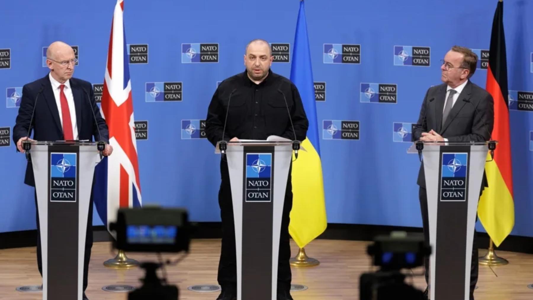 (De izquierda a derecha) El secretario de Estado de Defensa británico, John Healey; el ministro de Defensa ucraniano, Rustem Umerov; y el ministro de Defensa alemán, Boris Pistorius, durante un rueda de prensa este miércoles en Bruselas, Bélgica.