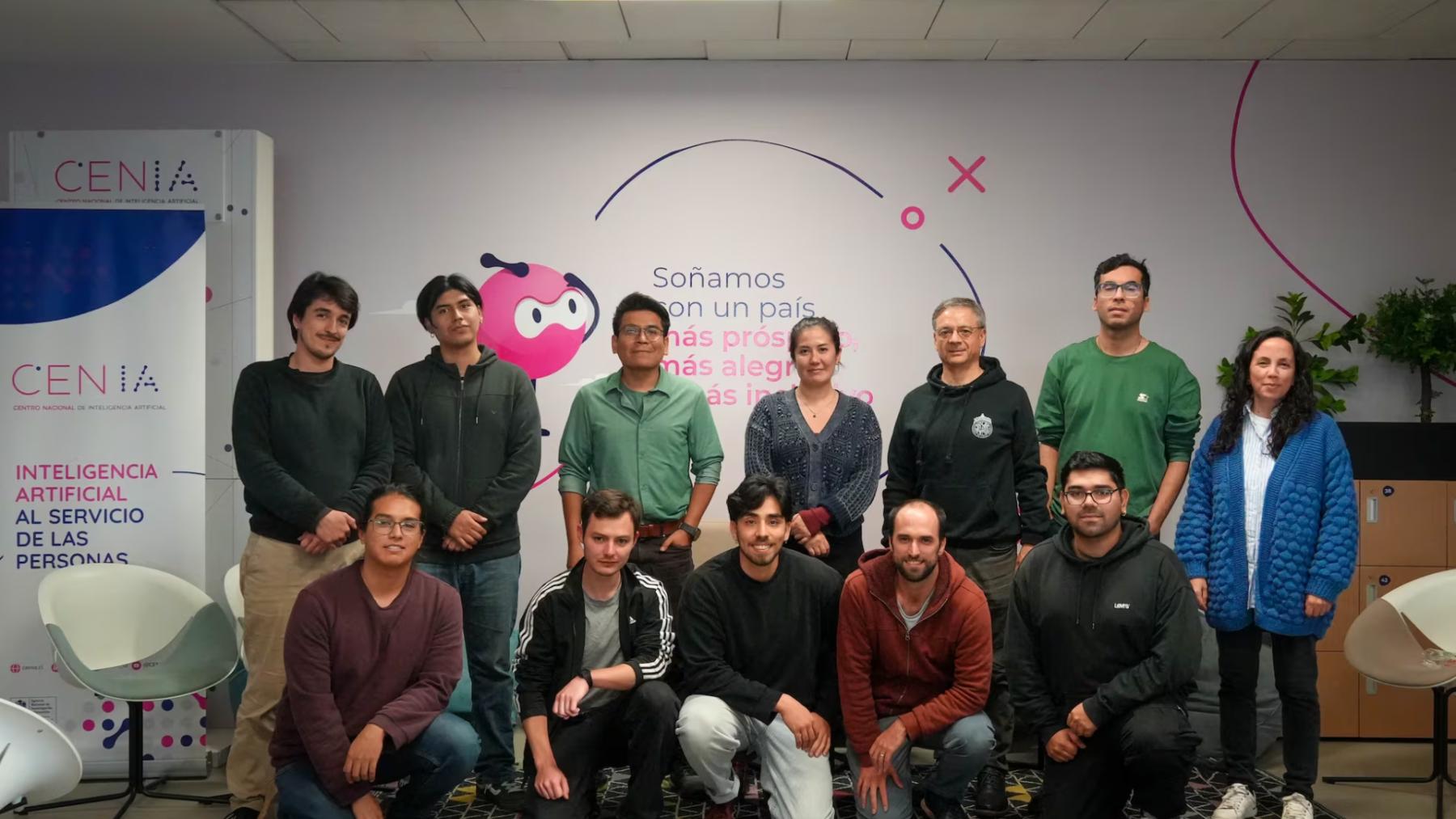 Álvaro Soto director de CENIA (centro) con el equipo del proyecto Latam-GPT que estará centrado en América Latina y el Caribe