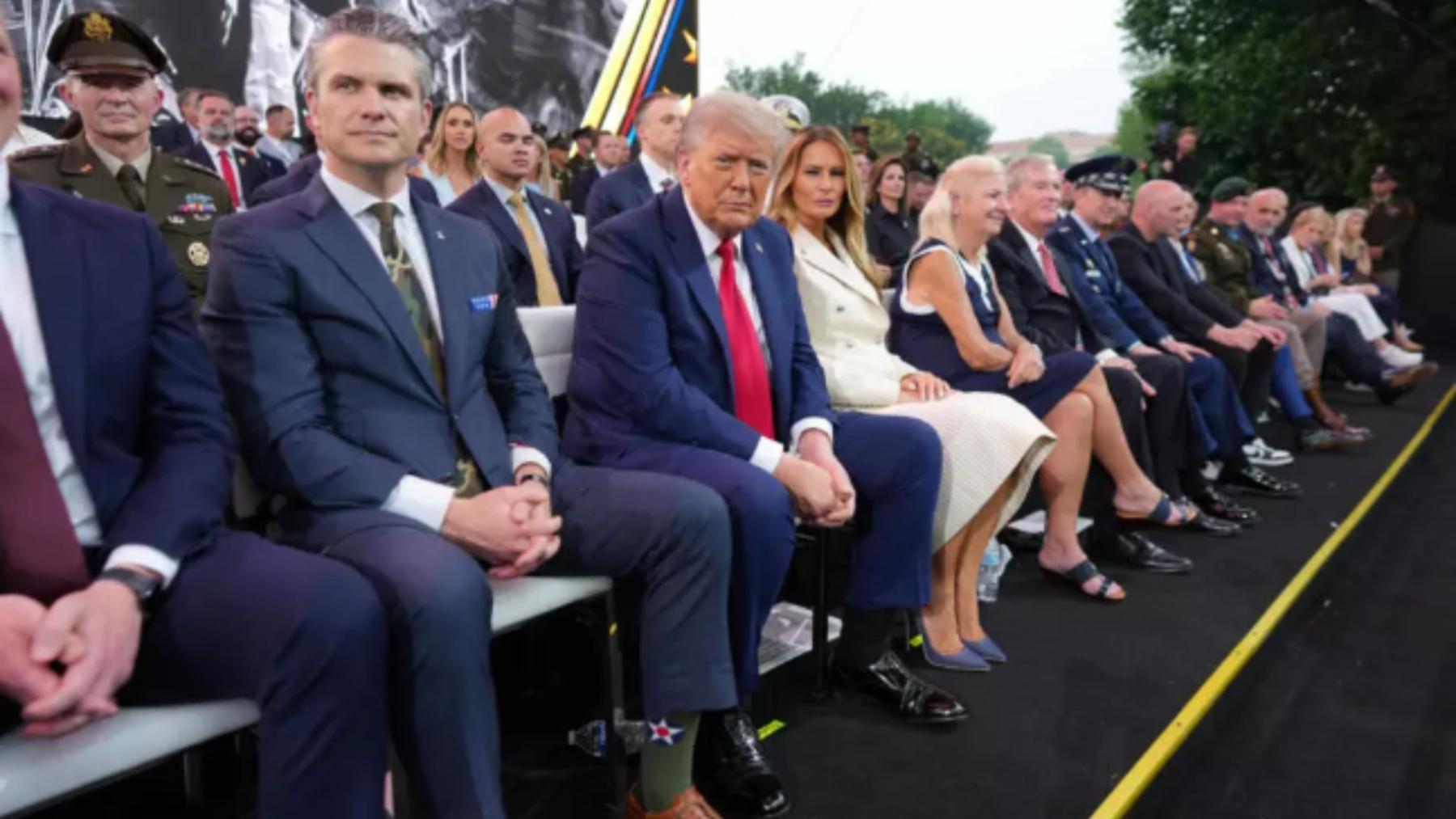 El Secretario de Defensa Pete Hegseth, el Presidente Donald Trump y la Primera Dama Melania Trump asisten a la celebración del 250 aniversario del Ejercito
