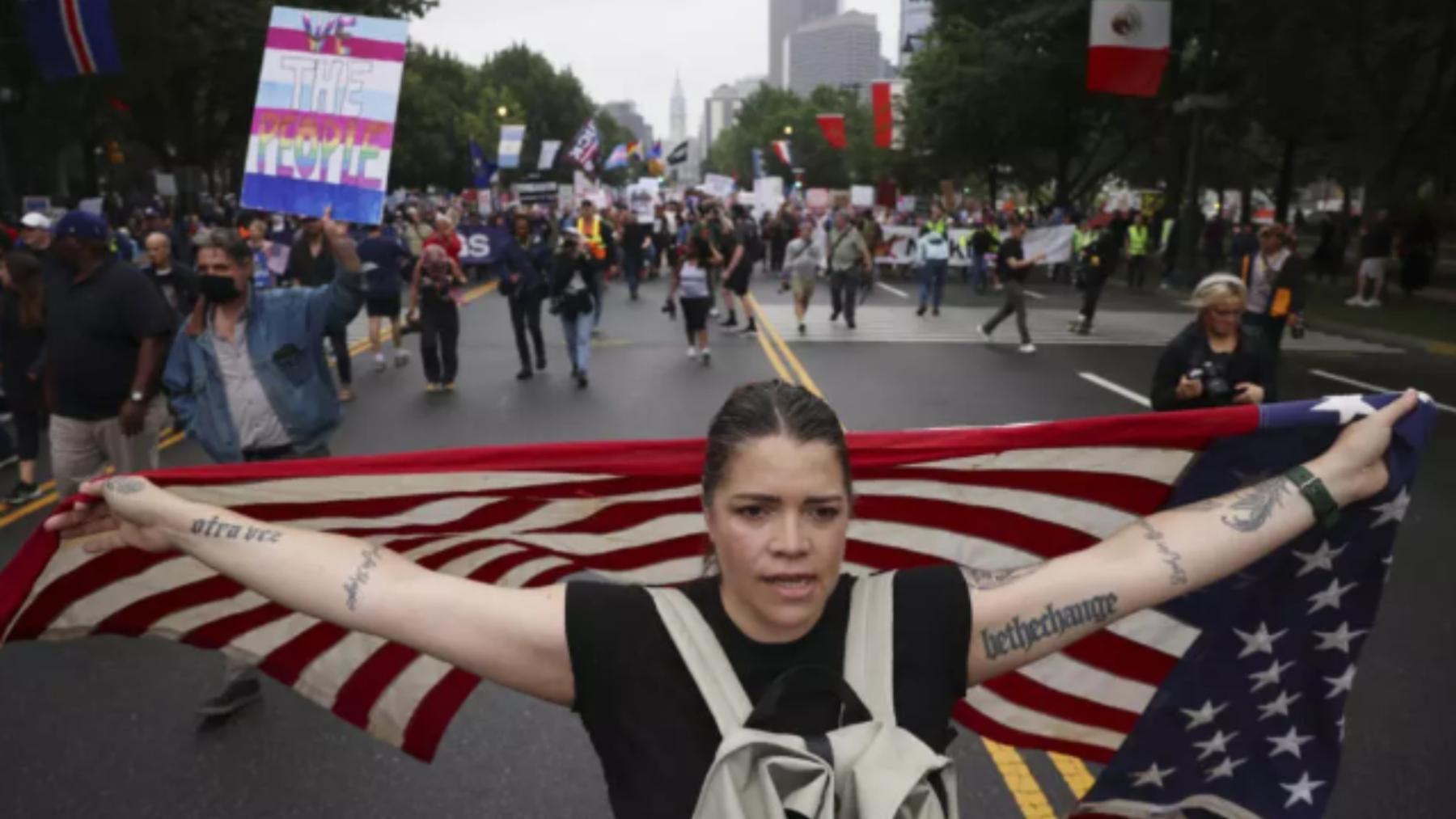 Manifestantes marchan por Benjamin Franklin Parkway durante la protesta 'No Kings', el sábado 14 de junio de 2025, en Filadelfia.