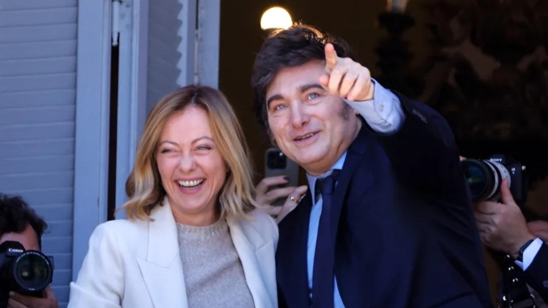 Fotografía de archivo del presidente de Argentina, Javier Milei (d), junto a la primera ministra italiana, Giorgia Meloni.