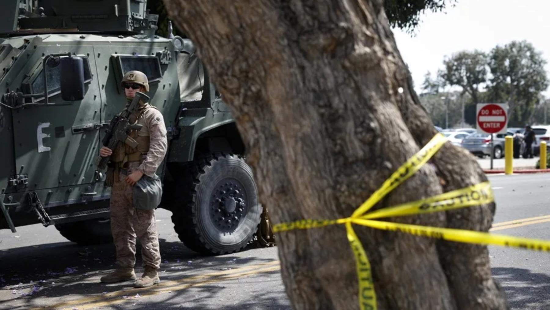 Un grupo de efectivos de la la Infantería de Marina vigilan un puesto de control en el Edificio Federal Wilshire en Los Ángeles, EE.UU. 