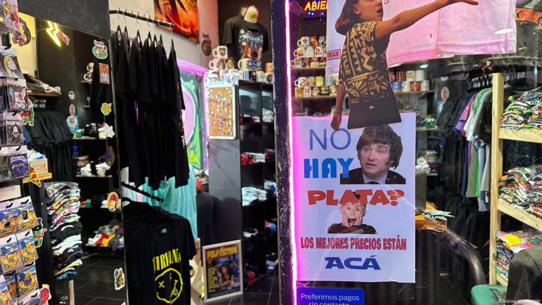 "No hay plata", dijo Javier Milei al asumir el cargo. Una tienda en Buenos Aires ha retomado el lema.