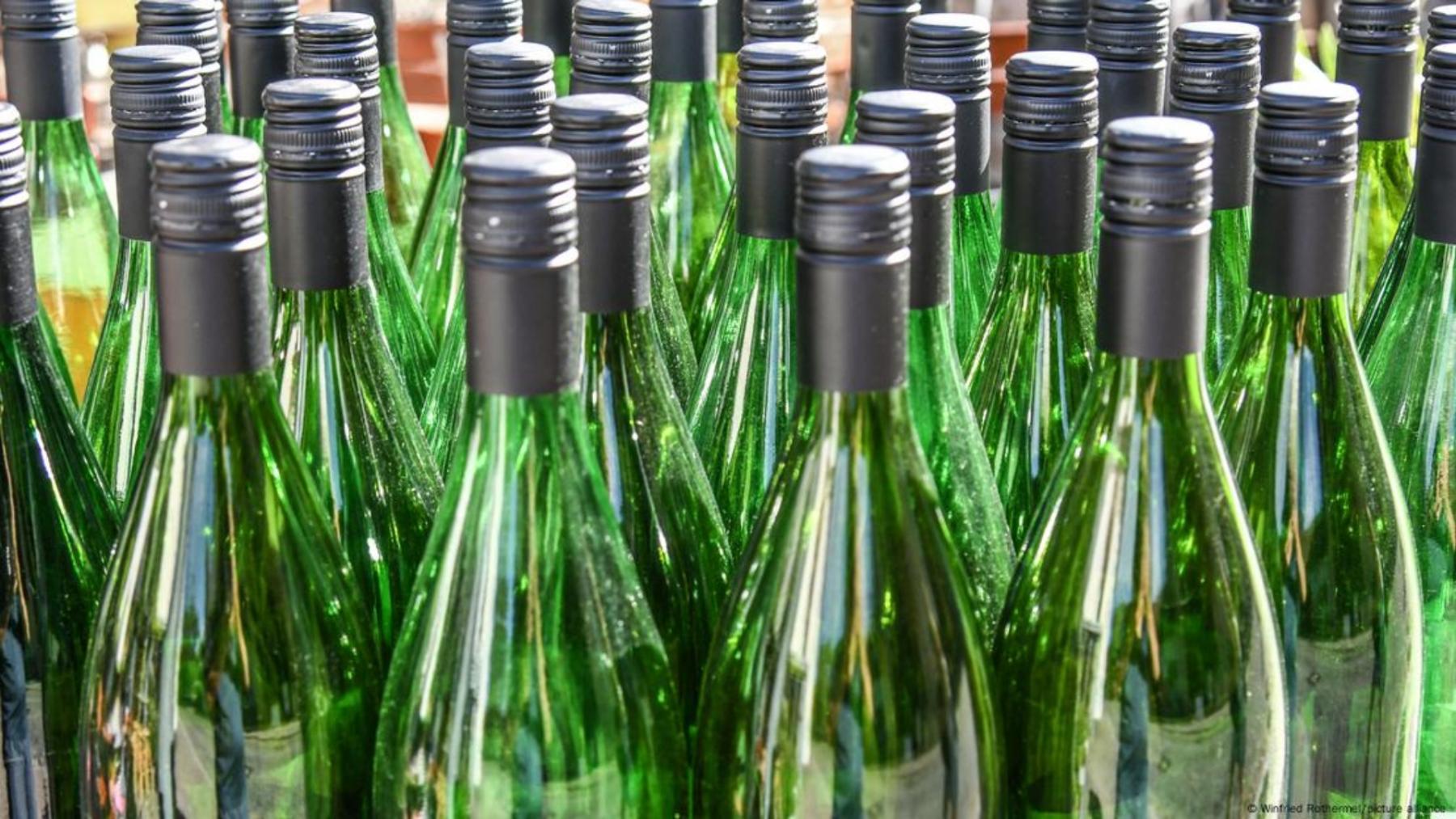 Según los indicios preliminares del estudio, el problema principal no son los envases de vidrio, sino las tapas que en ocasiones albergan sustancias con microplásticos.