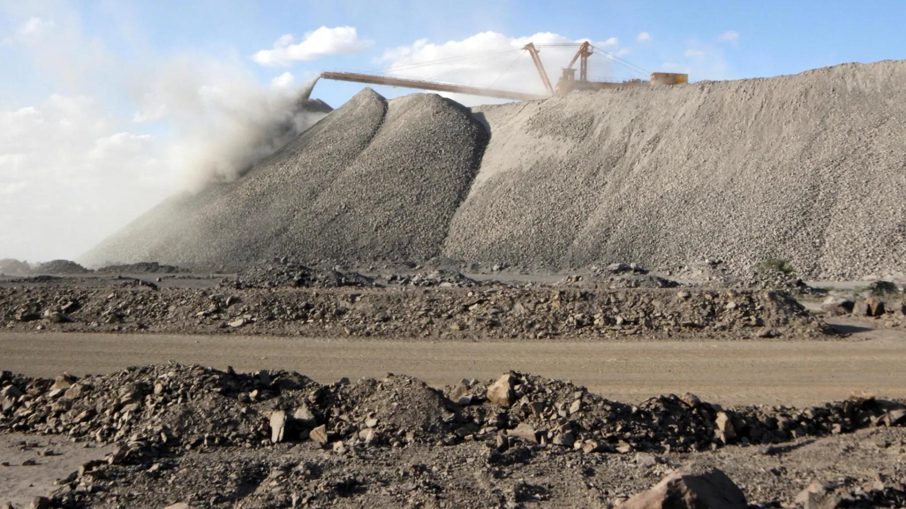 Minería de minerales de tierras raras en Mongolia Interior, China. En abril, China detuvo casi todos los envíos de minerales críticos necesarios para automóviles, aviones de combate y otras tecnologías.Credit...