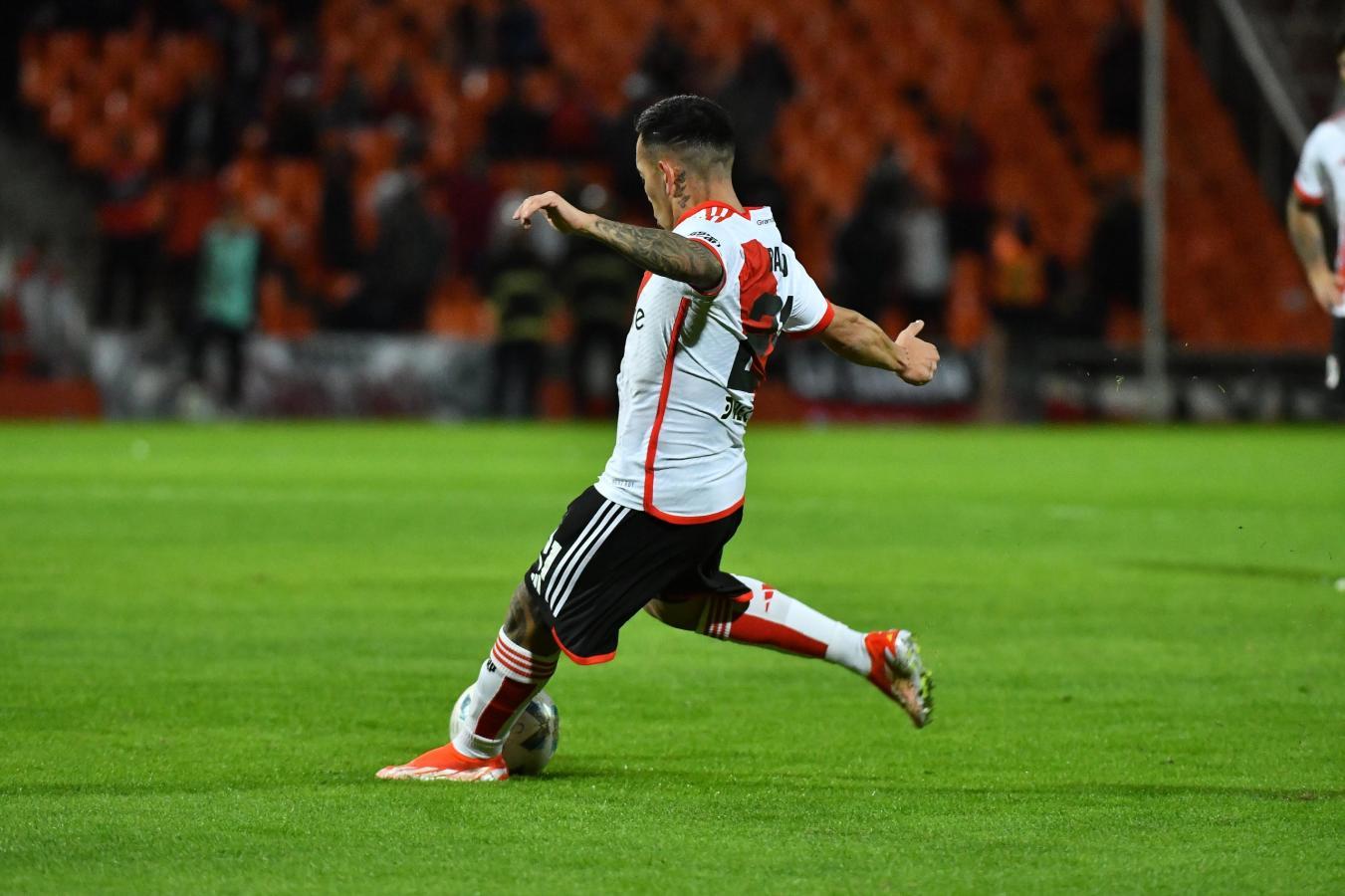 Esequiel Barco abrió el marcador con un golazo de tiro libre.