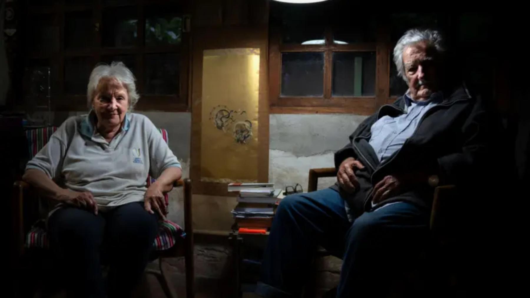 Mujica, en su casa en las afueras de Montevideo, junto a su esposa Lucía Topolansky.
