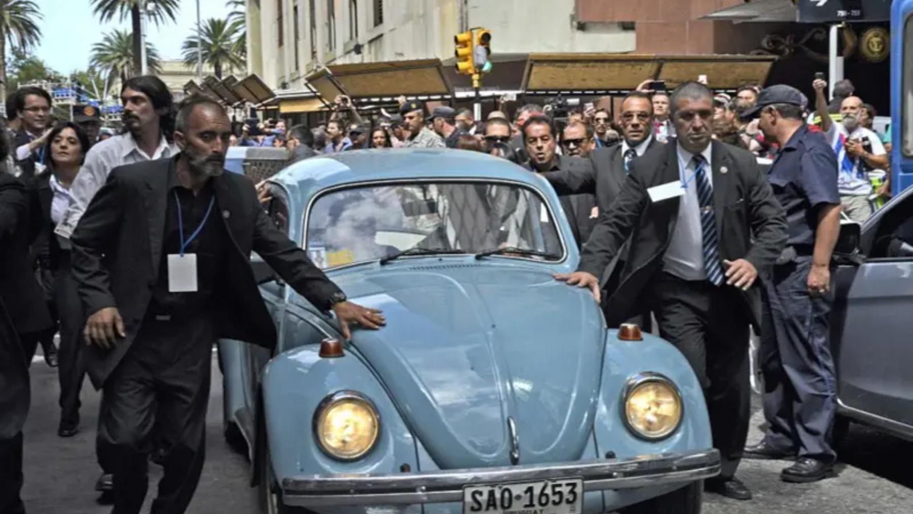 Mujica manejando su Volkswagen de 1987 después del acto de traspaso de mando presidencial, en 2015.