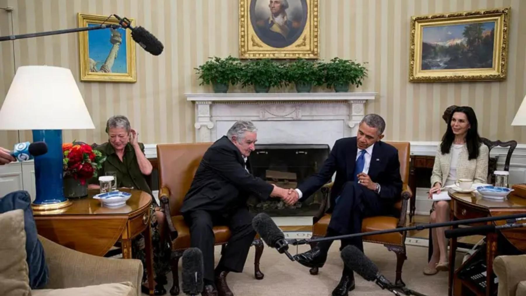 En sus 5 años como presidente y sus décadas de político, Mujica conoció a muchos líderes de todo el mundo. Aquí se lo ve en la Casa Blanca junto a Barack Obama en 2014.
