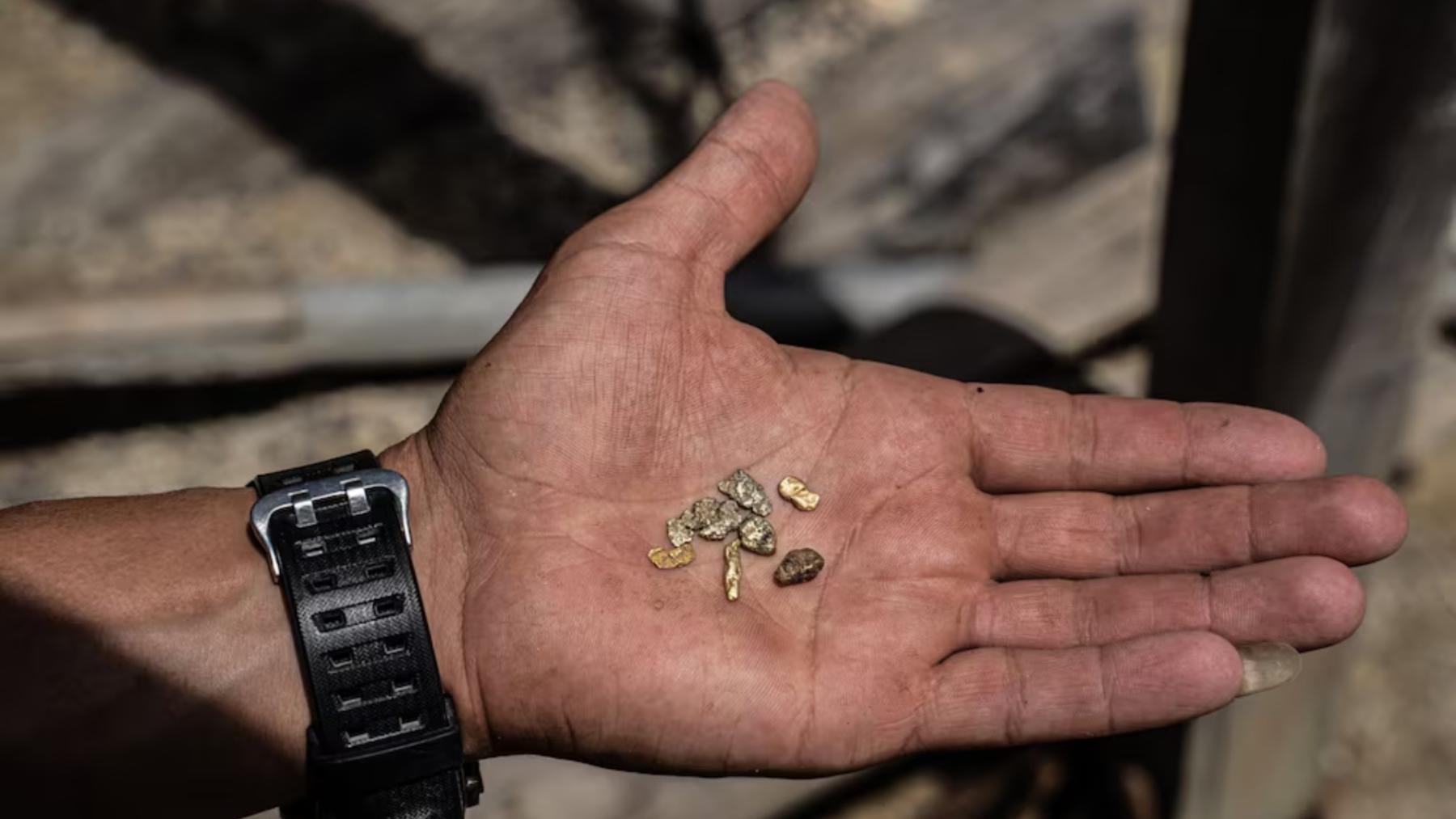 Oro Un trabajador sostiene oro en una mina en Marmato, departamento de Caldas, Colombia, el martes 29 de junio de 202 
