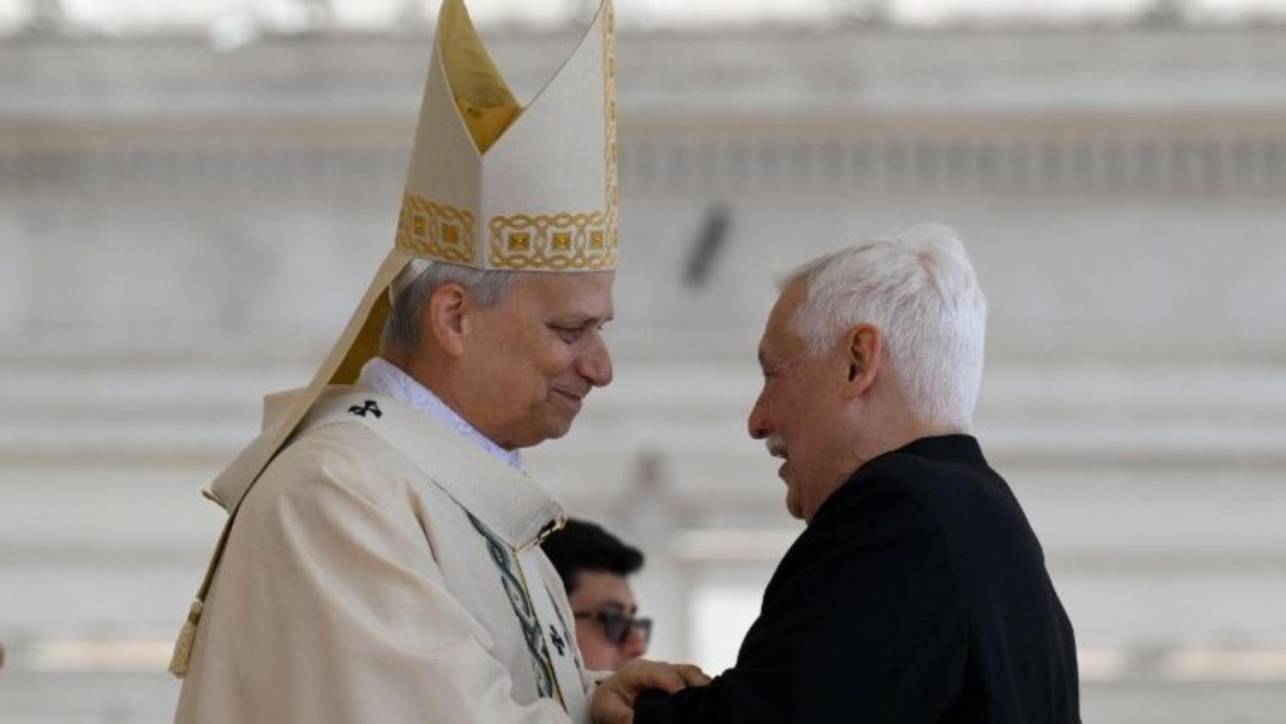 En el rito de obediencia, el prepósito de la Compañía de Jesús, el padre Arturo Sosa