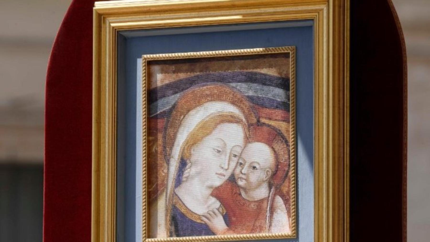 Imagen de Nuestra Señora del Buen Consejo en el altar