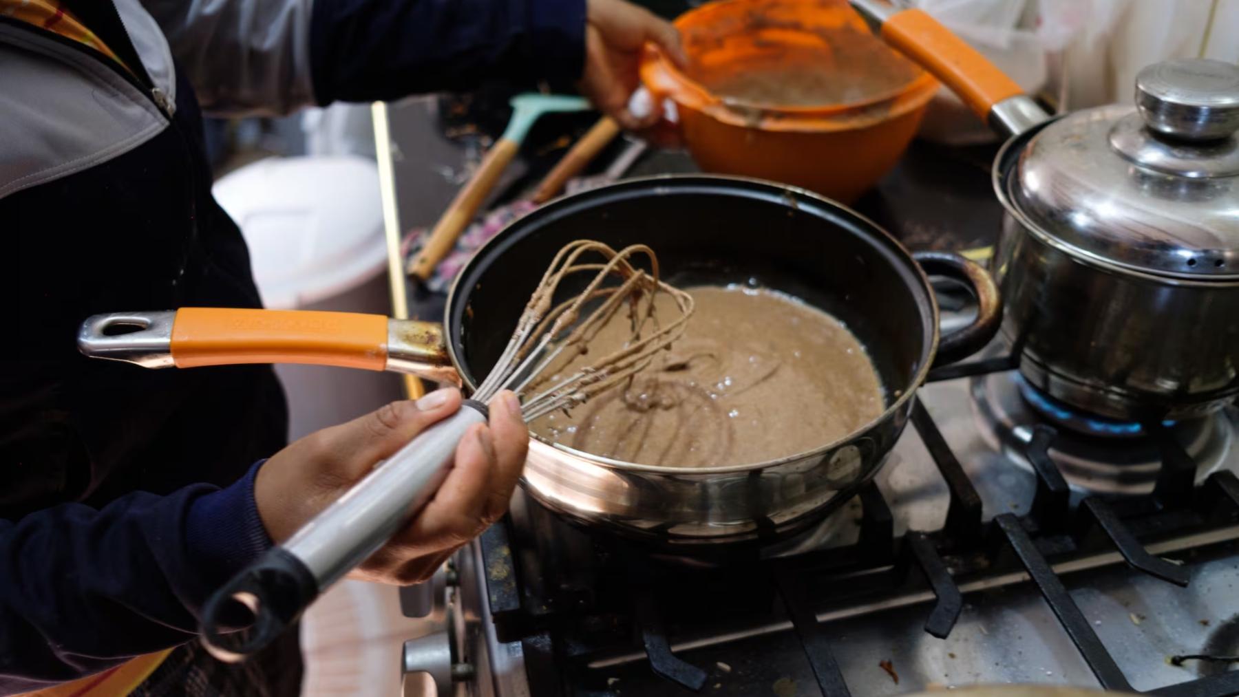 Una persona cocina con cañahua.