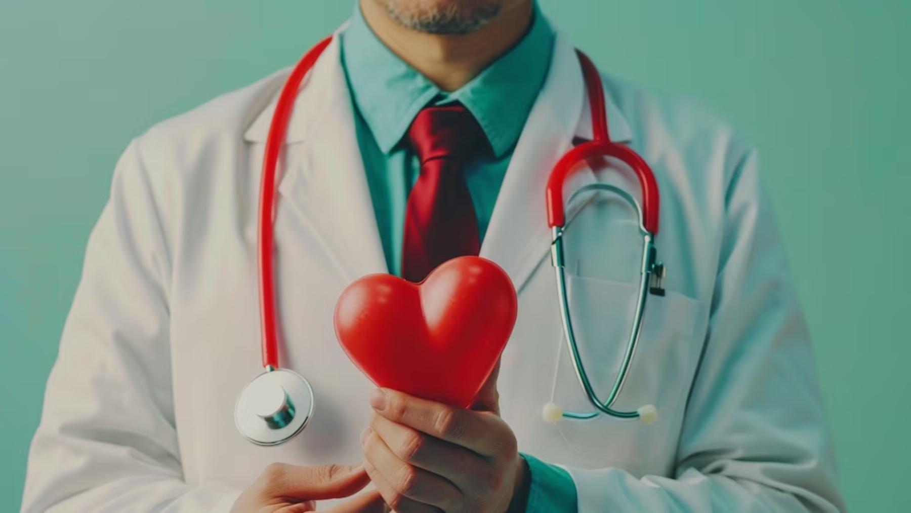 La atención médica rápida es determinante durante un infarto, cuanto más se demora el inicio del tratamiento mayor es el daño cardíaco, por eso los expertos destacan la relevancia de contar con recursos eficaces que puedan usarse en el primer contacto