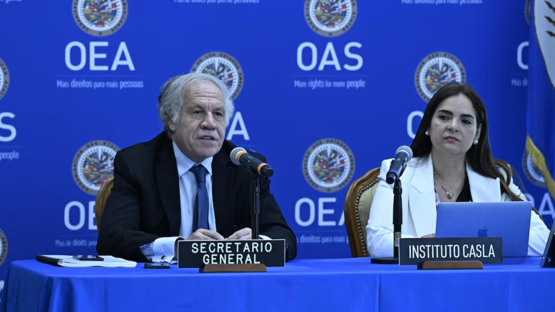 Luis Almagro, secretario General de la OEA, y Tamara Suju, directora ejecutiva de CASLA, durante la presentación del informe en Washington, Estados Unidos