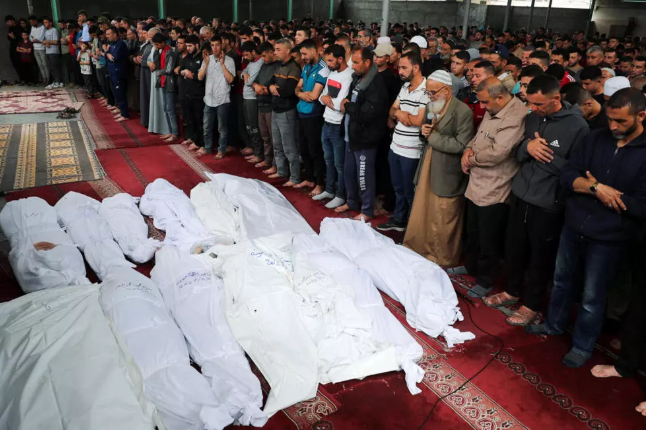 Dolientes rezan durante el funeral de los palestinos muertos en ataques israelíes, en el campo de refugiados de Yabalia, en el norte de la Franja de Gaza, 12 de mayo de 2025.