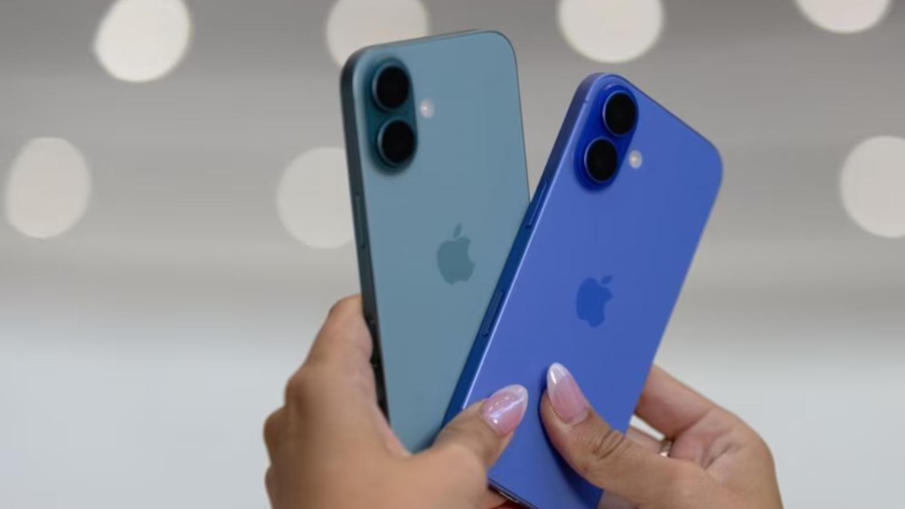 FOTO DE ARCHIVO. Un asistente sostiene dos iPhone 16 mientras Apple celebra un evento en el Steve Jobs Theater de su campus en Cupertino, California, EEUU. 9 de septiembre de 2024