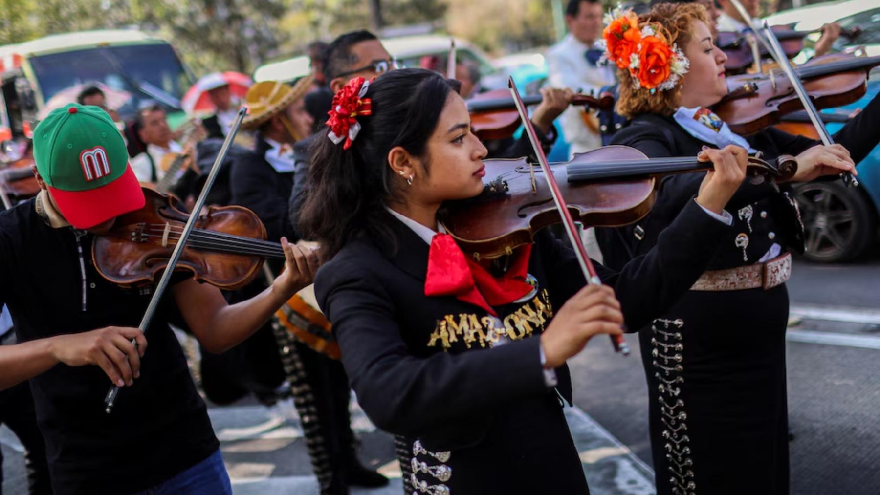 En eventos deportivos y festivales, "Cielito lindo" une audiencias internacionales con su icónico coro.