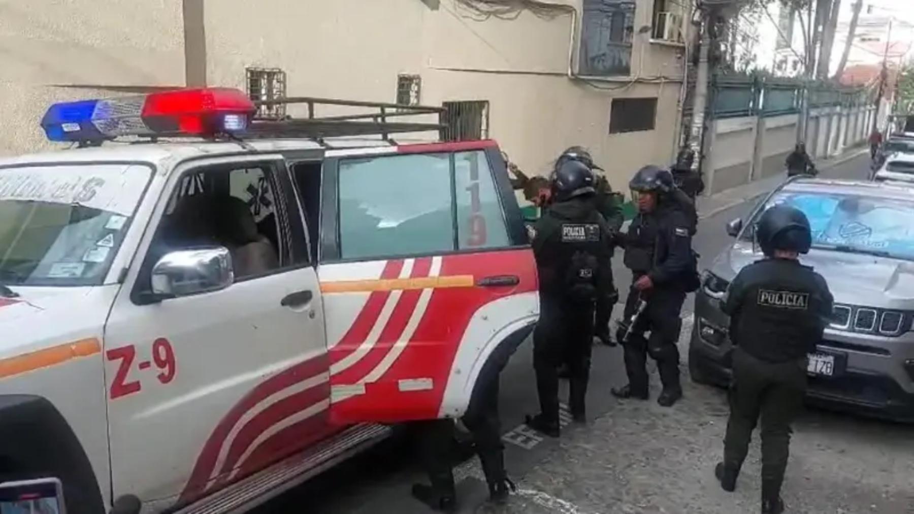 Los dos uniformados fueron auxiliados