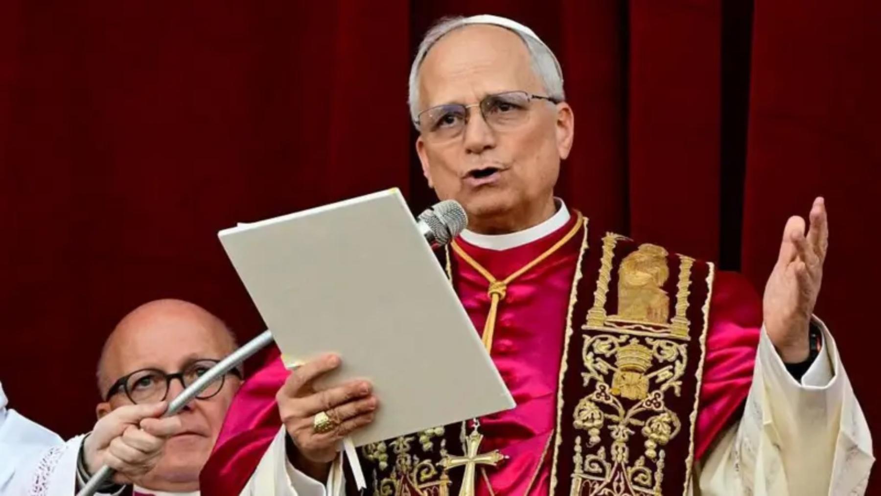El papa León XIV habló en italiano y español a los fieles.