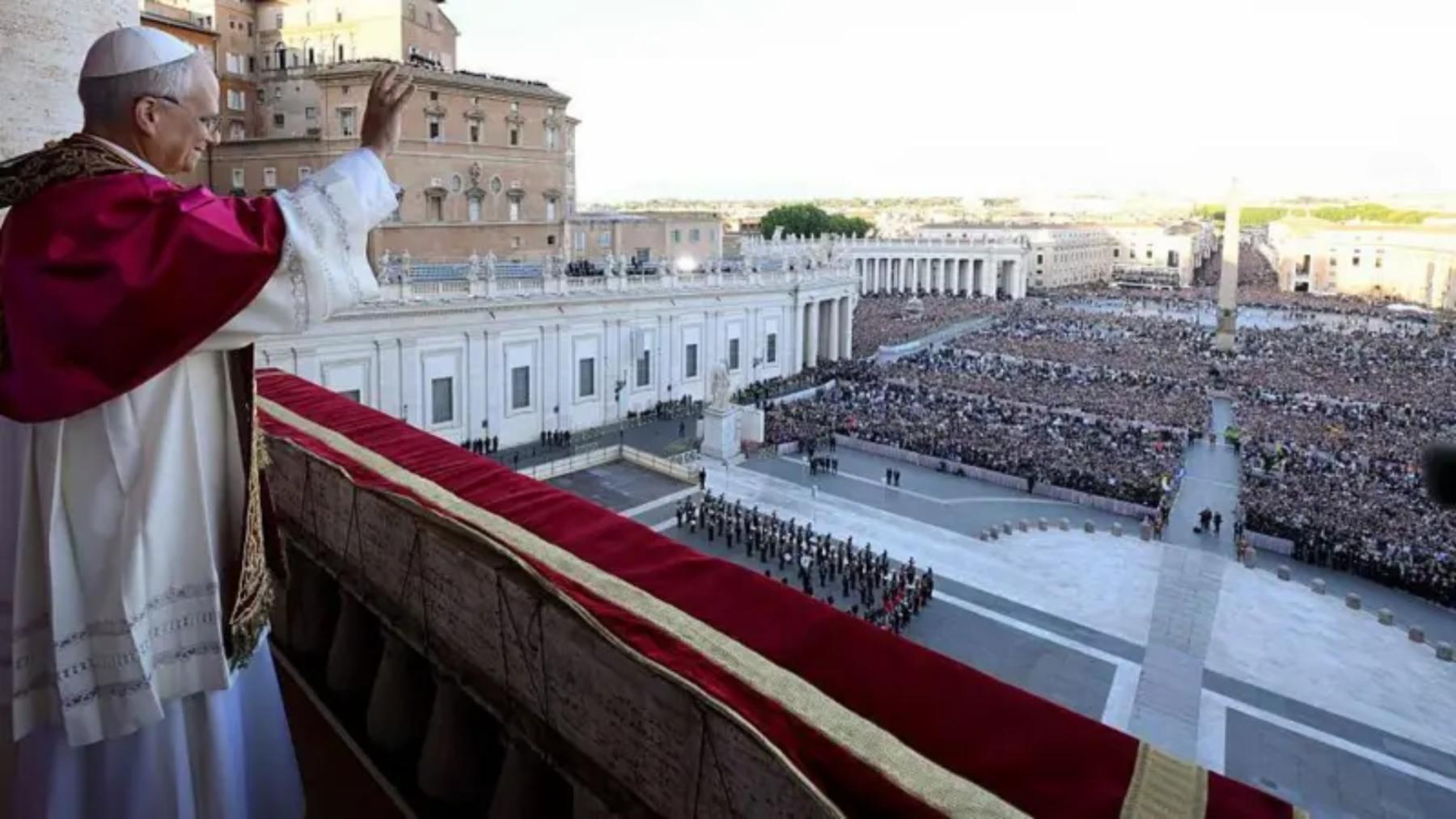 El nuevo Papa saludando a la multitud