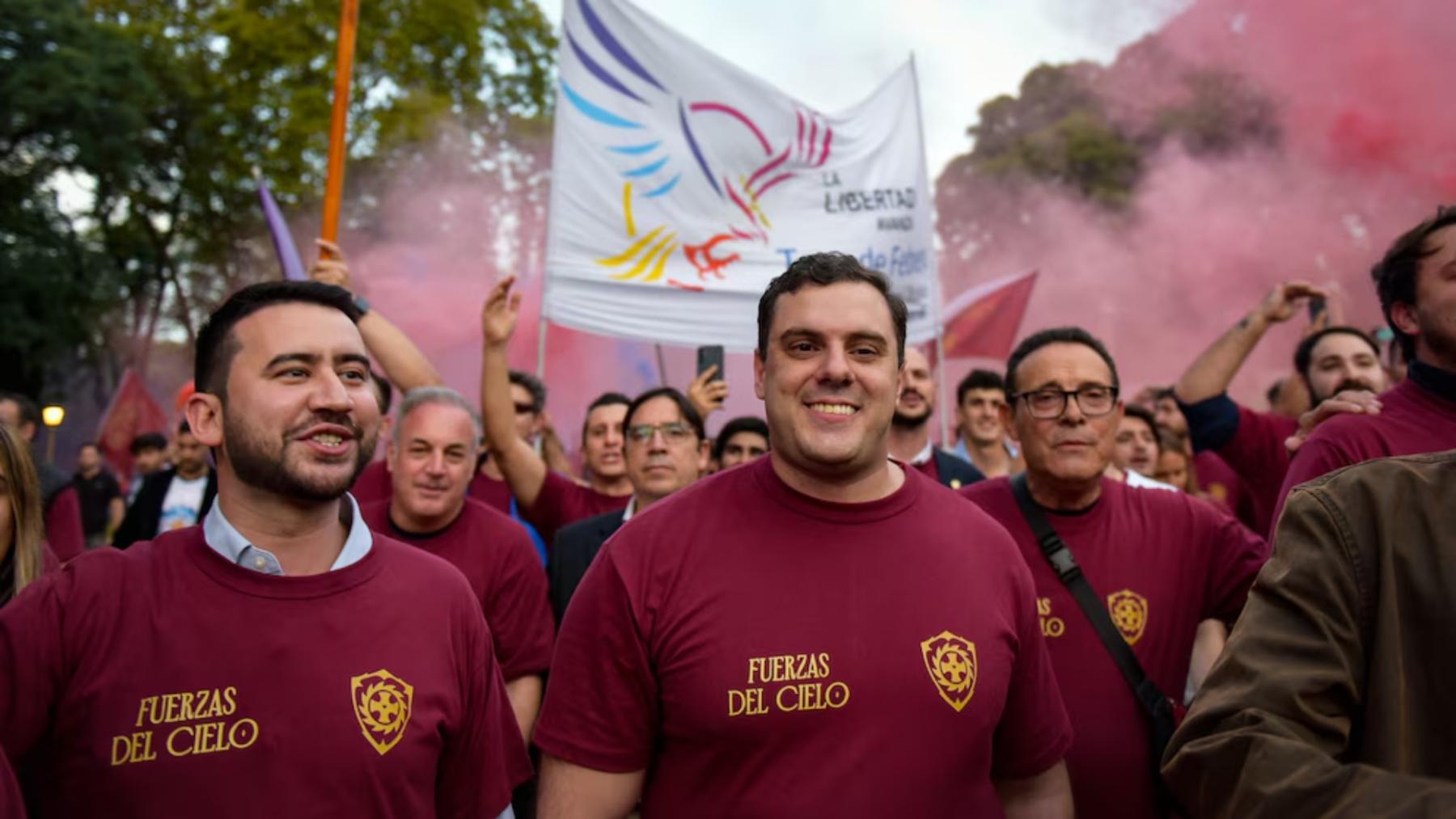 Daniel Parisini -conocido como El Gordo Dan- encabeza una marcha de la agrupación grupo "Las Fuerzas del Cielo"