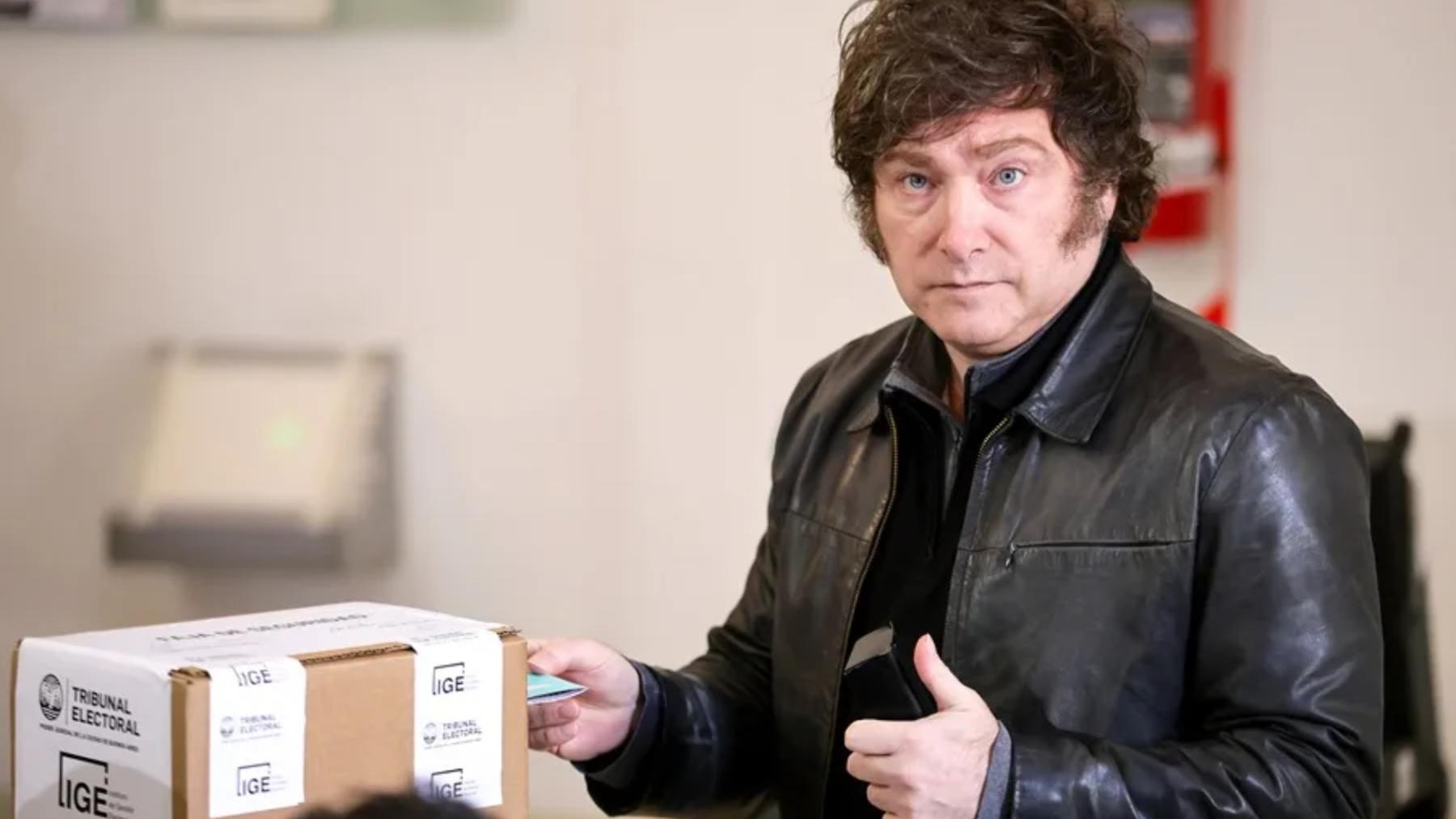 El presidente de Argentina, Javier Milei, vota en las elecciones legislativas de 2025 este domingo, en Buenos Aires (Argentina)