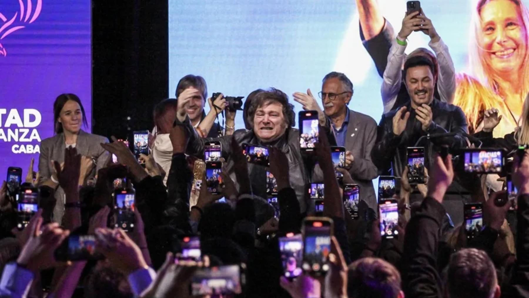 El presidente de Argentina, Javier Milei (c), habla sus seguidores este domingo, en Buenos Aires (Argentina).