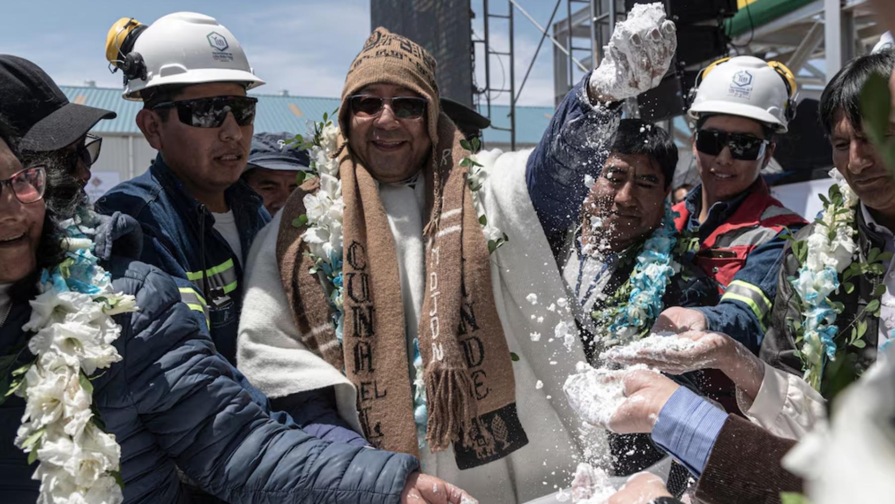 Luis Arce asiste a la inauguración de la nueva planta estatal de producción de carbonato de litio YLB en el Salar de Uyuni, Bolivia, en 2023.
